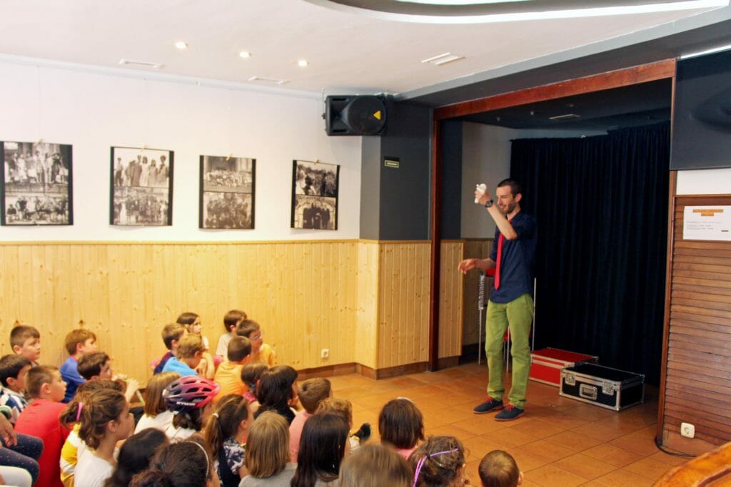 Gazteek zein helduek gozatu dute Asier Kidamen magiarekin 1