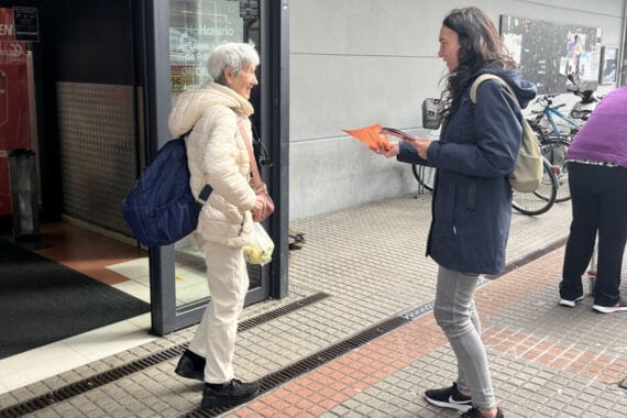 Saltoki handietan hizkuntza-eskubideen kanpaina egiten ari da Galtzaundi 11