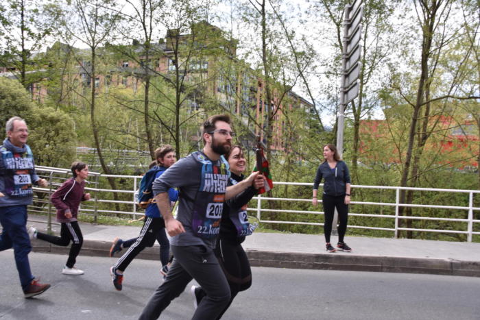 Haritz Azurmendi eta Amaia Goikoetxea Korrikako lekukoarekin.